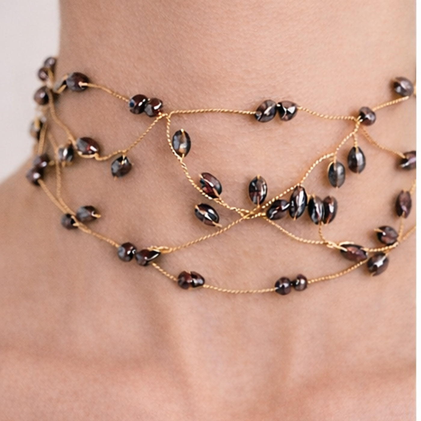 Choker Liana color plateado con cuentas y diseño entrelazado en cuello de mujer, vista frontal.