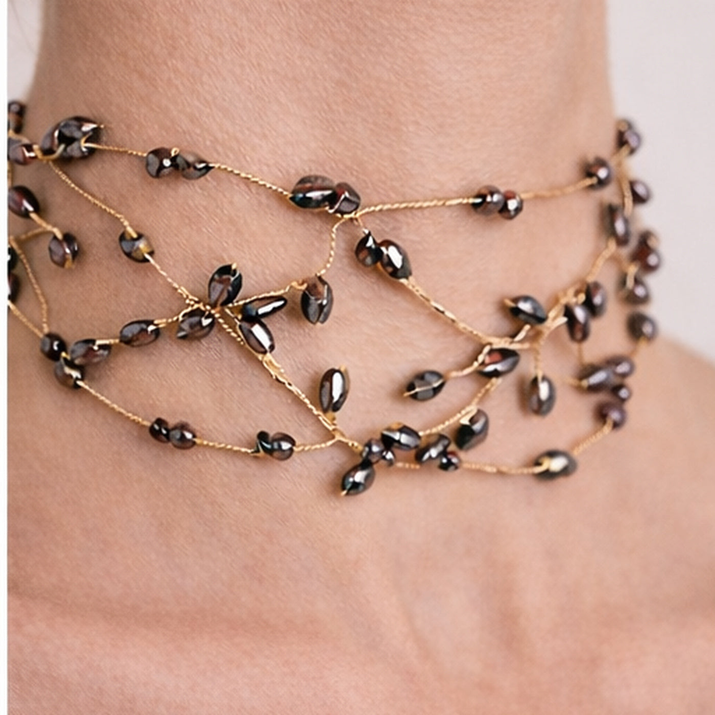 Choker Liana color plateado con cuentas, vista lateral derecha en cuello de mujer, detalle del trenzado.