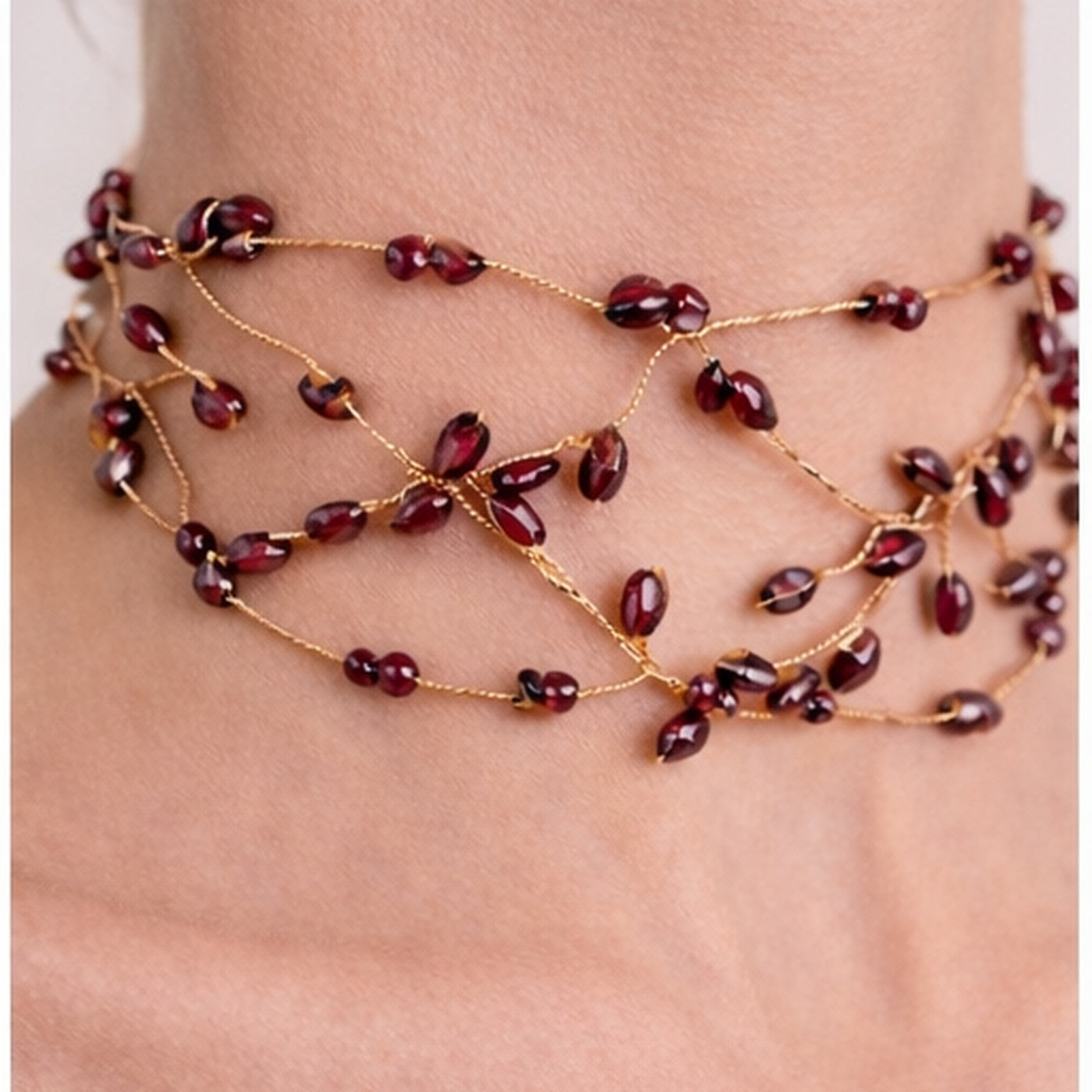 Choker Liana color vino con cuentas, vista lateral izquierda en cuello de mujer, detalle del entrelazado
