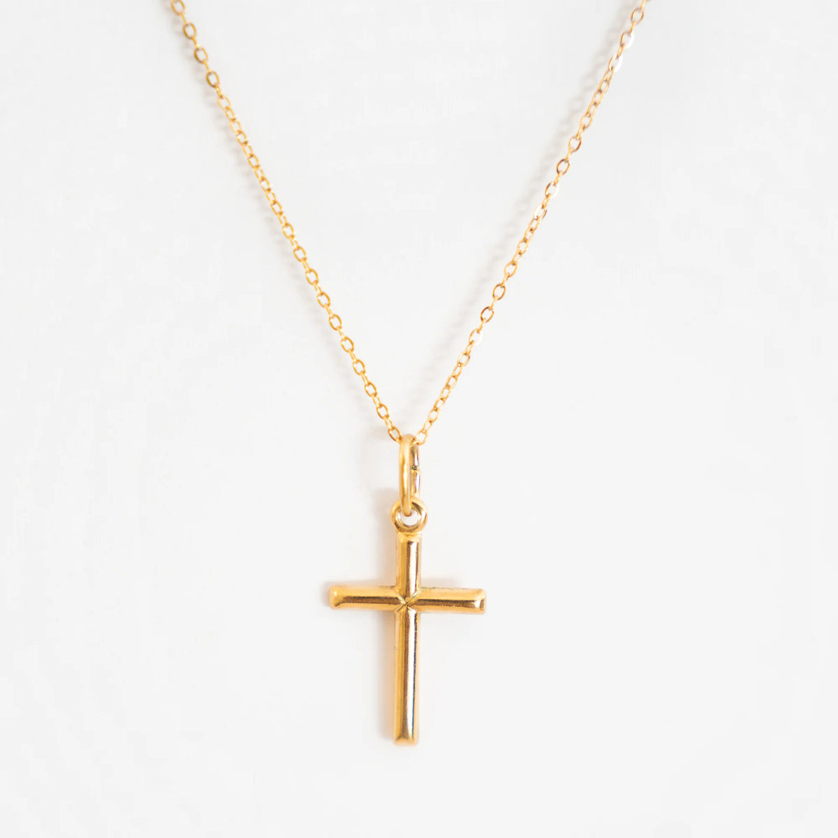 Colgante Cruz Lisa de Plata 925 · 26 × 16 mm en dorado, puesta en una cadena forzada dorada
