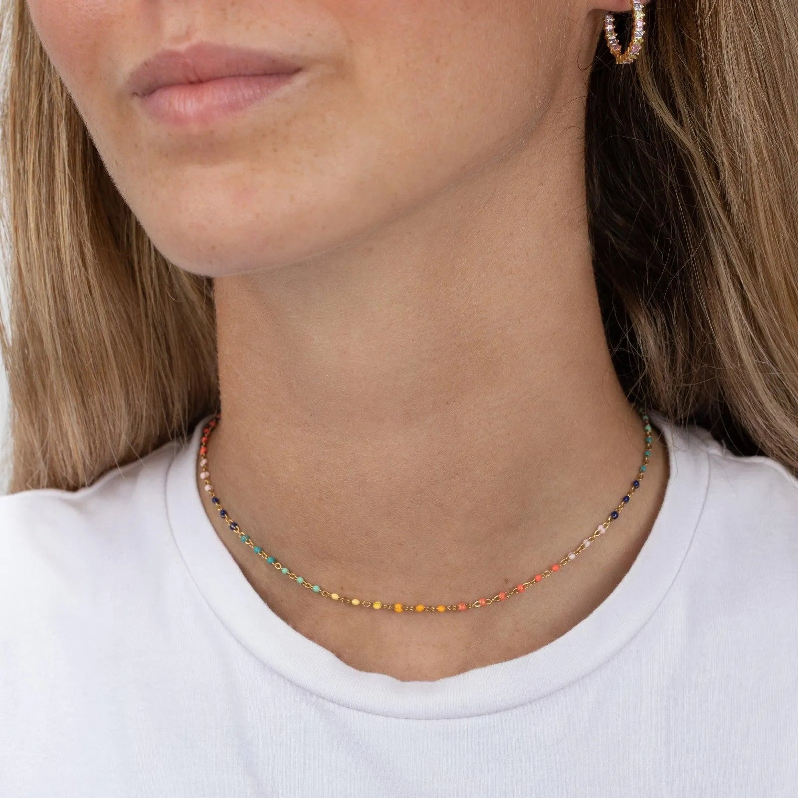 Detalle del collar de bolitas con esmalte de colores, una pieza divertida y fácil de combinar