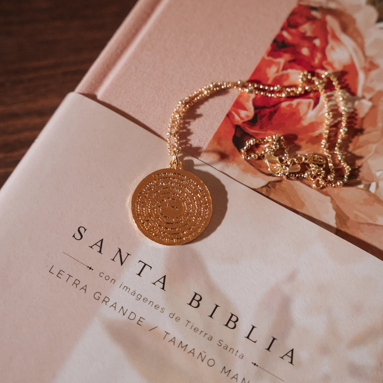 Collar Padre Nuestro PREGA cadena bolitas sobre Biblia - Cobalto Accesorios Valencia