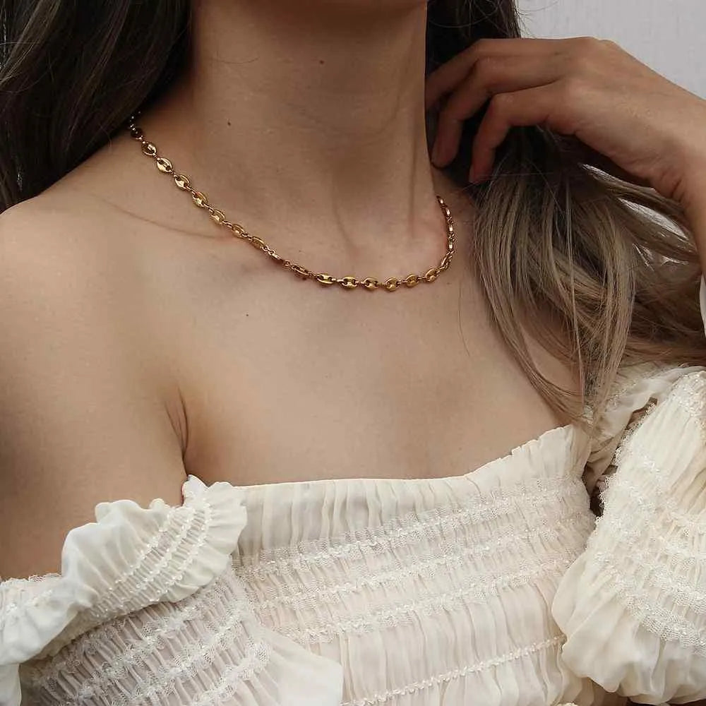 Detalle del Collar Calabrote ajustable en oro de 18K, pieza elegante con eslabones