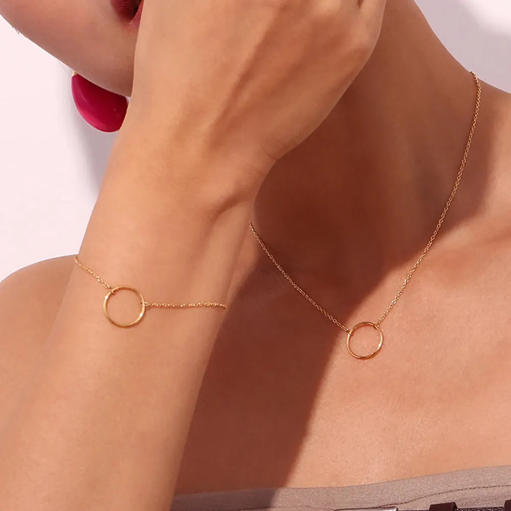 Collar círculo en acero inoxidable dorado visto de cerca, diseño fino para diario