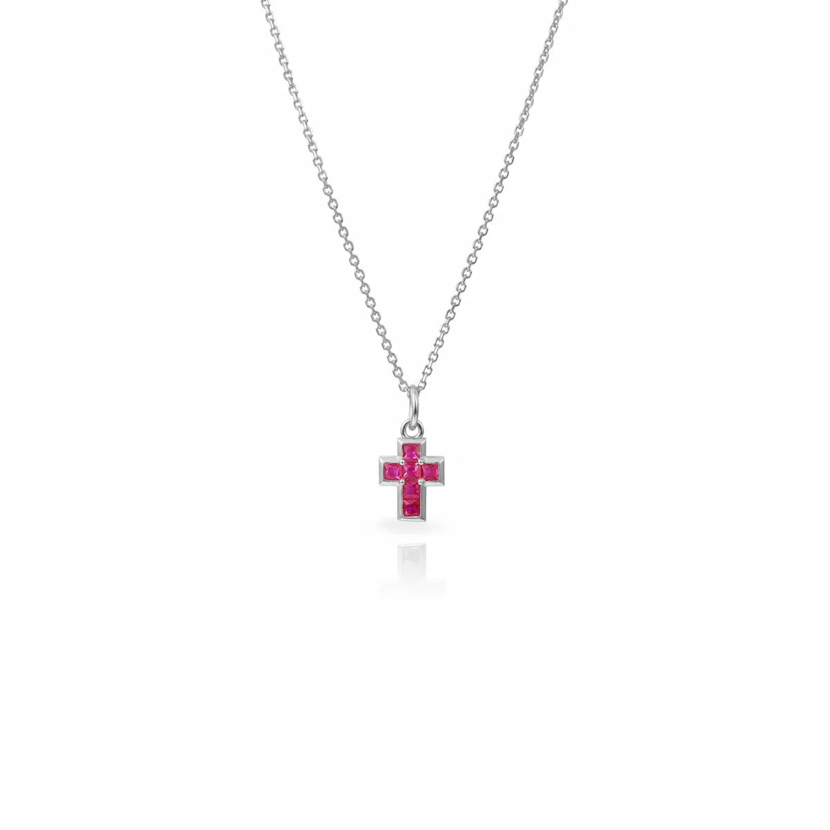 Collar cruz plateado con circonitas fucsias, diseño pequeño y brillante para llevar a diario