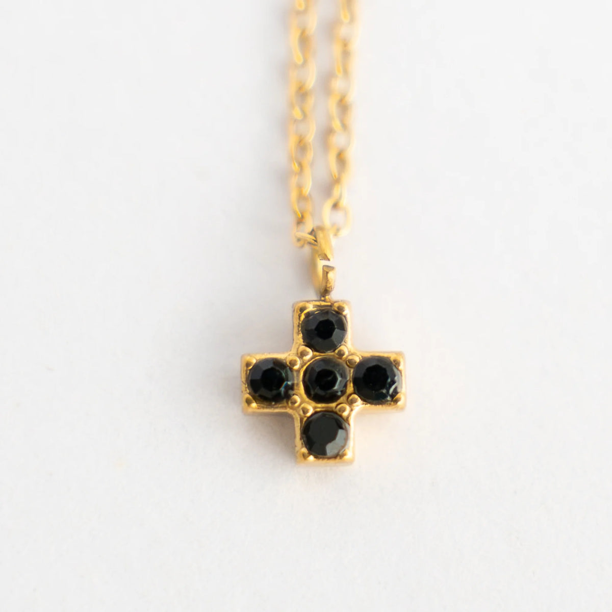 Collar cruz cuadrada con circonitas negras y cadena dorada
