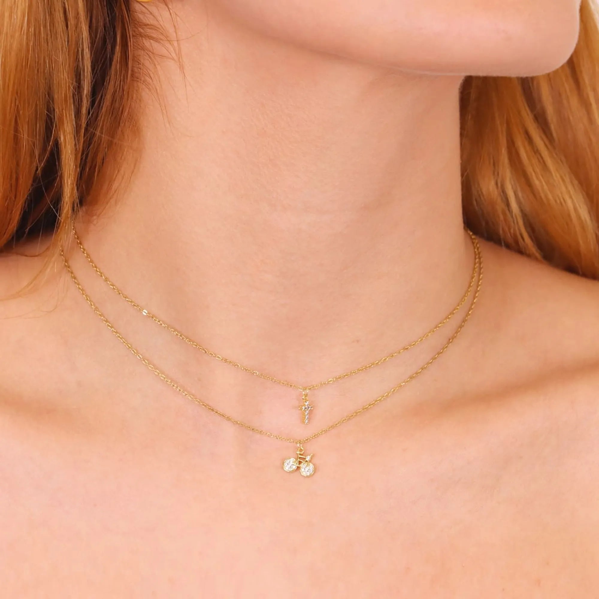 Collar cruz mini dorado combinado con otros collares