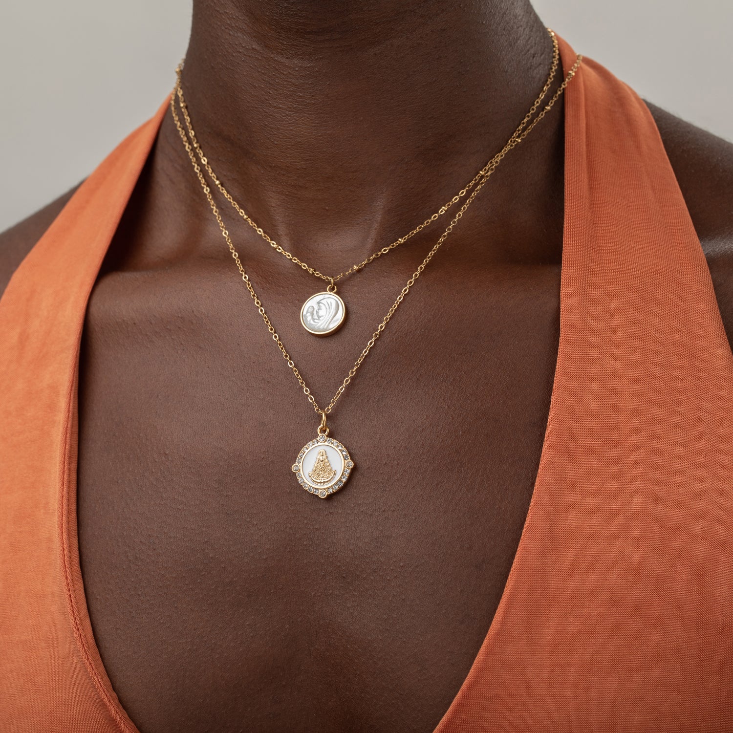 Detalle del Collar Devotion con Virgen Niña en nácar, pieza fina de inspiración religiosa