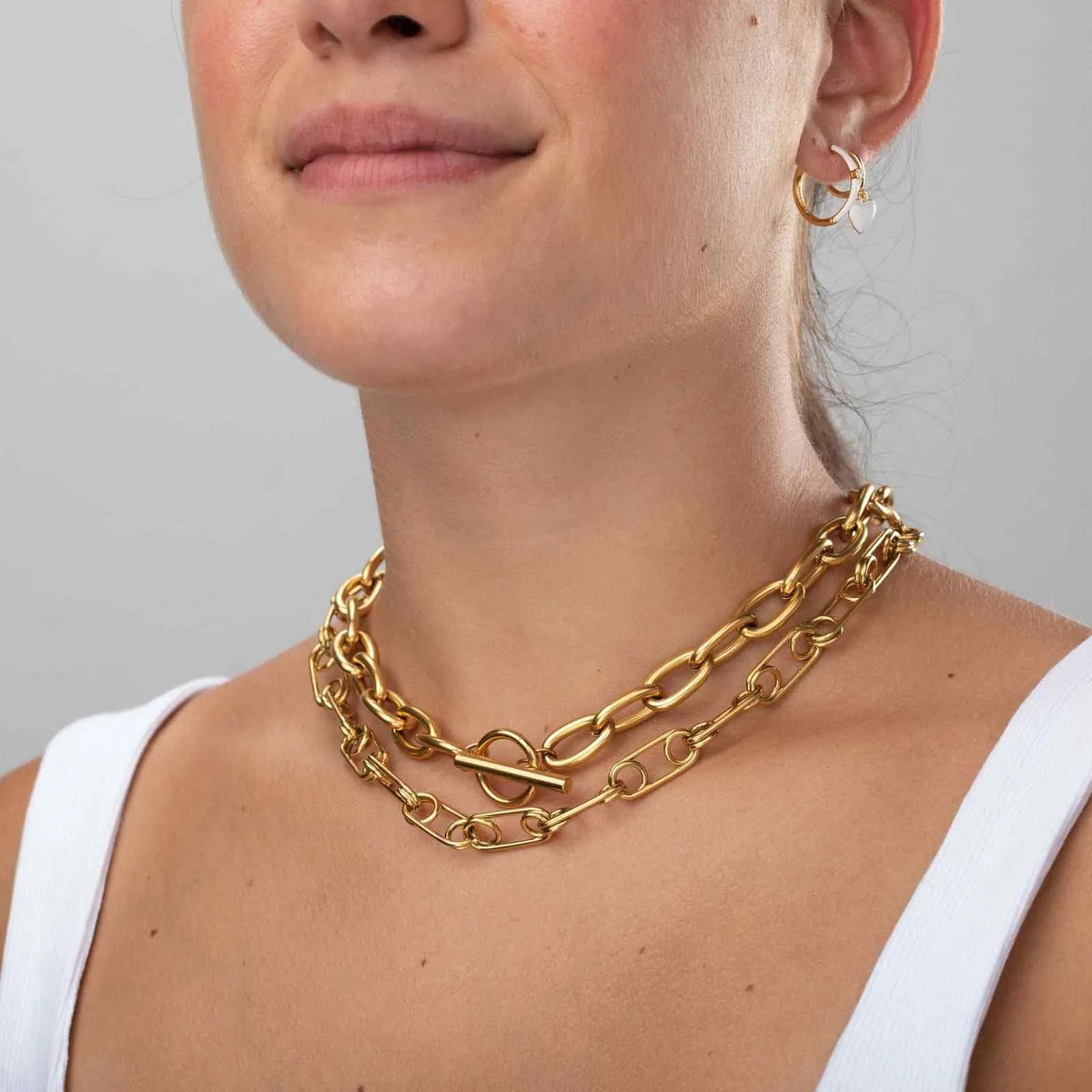 Collar Eslabones con Cierre en T de Acero 316L puesto, junto a otro collar
