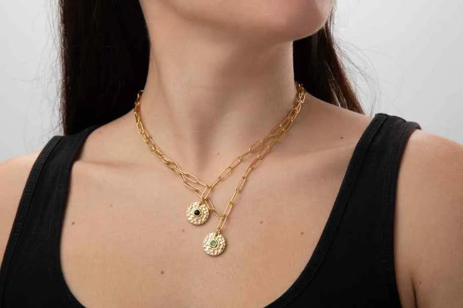 Detalle del collar de eslabones con medalla martelé y piedra natural, pieza elegante