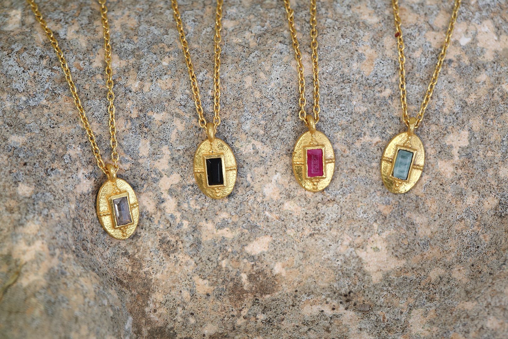 Collares Iján con distintas piedras naturales, chapados en oro de 18k, diseño artesanal y elegante, Cobalto Accesorios Valencia