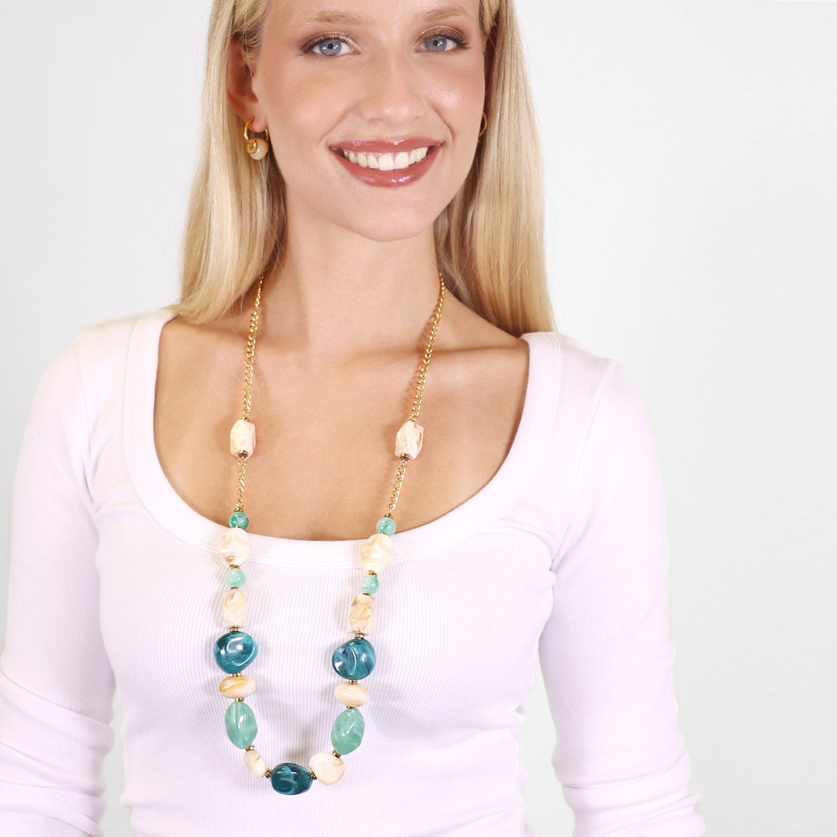 Modelo luciendo el Collar Marbles Brezza largo de resina azul y acero dorado, ideal para looks naturales o camisas fluidas – Cobalto Accesorios