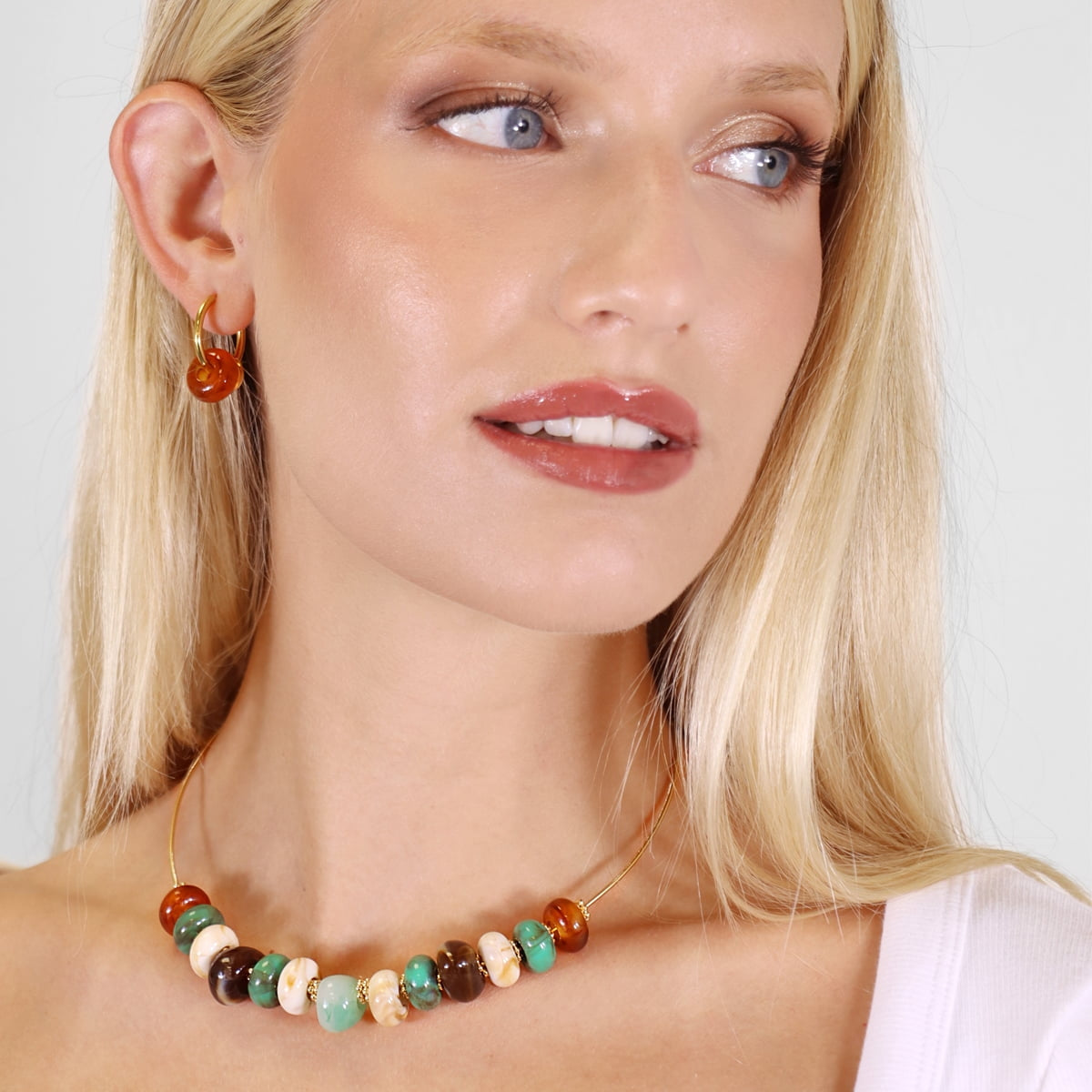 Modelo luciendo el Collar Marbles Slow con cuentas de resina de colores y cadena dorada – estilo alegre y en tendencia