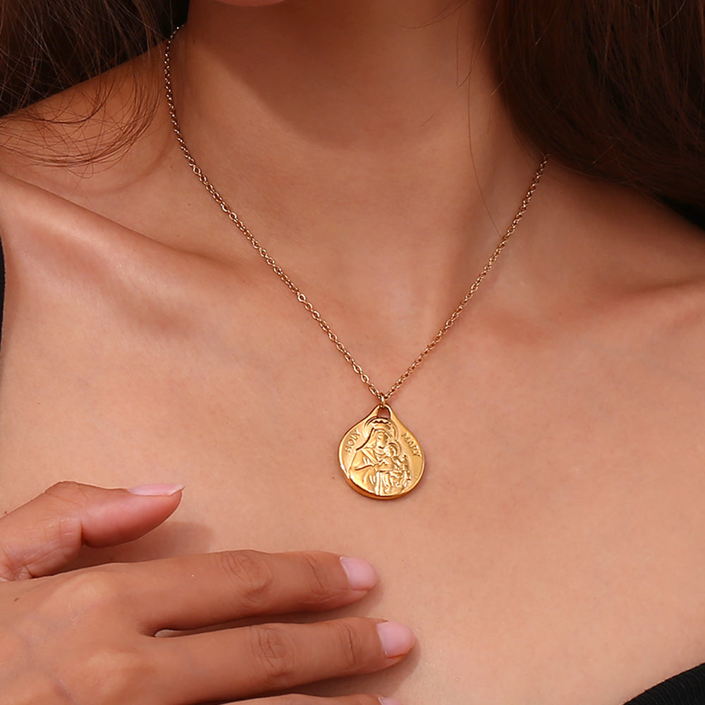 Collar escapulario de acero inoxidable visto de cerca, medalla religiosa de estilo actual