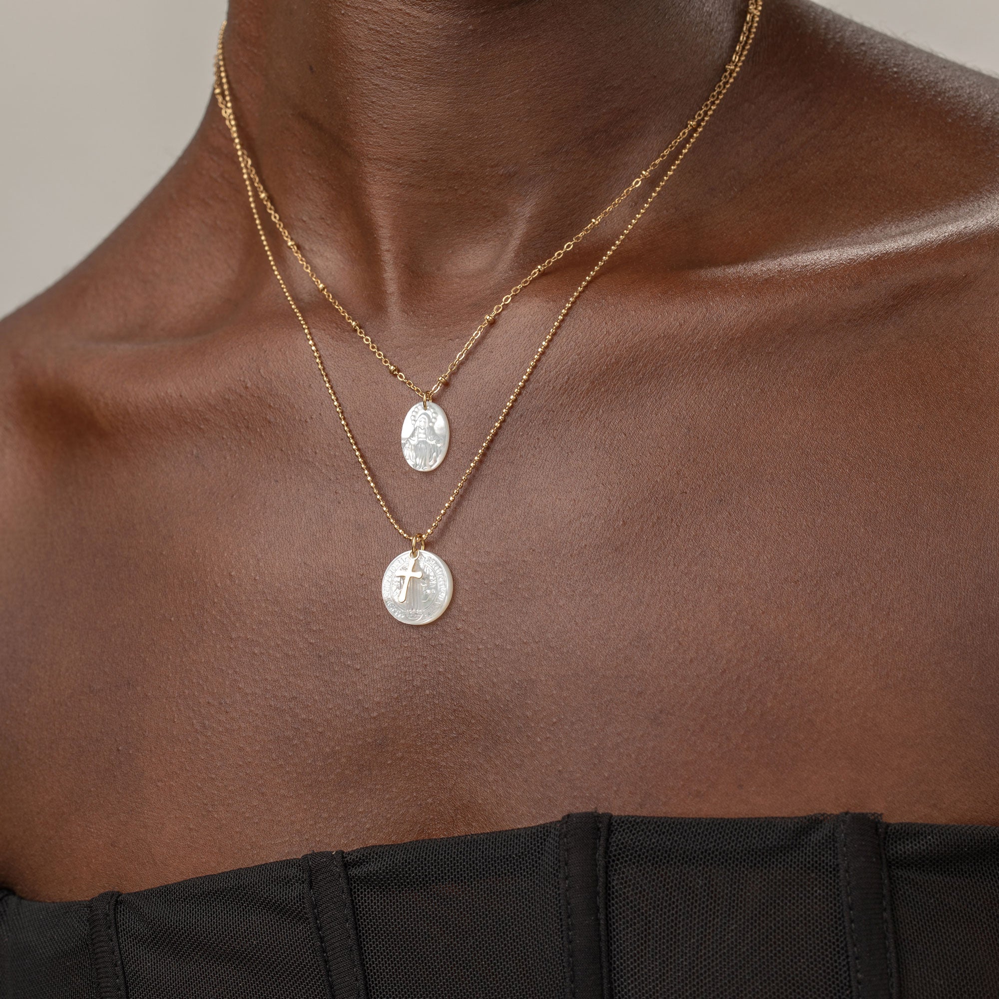 Detalle del Collar Miracle con Virgen Milagrosa en nácar, una pieza religiosa delicada y luminosa
