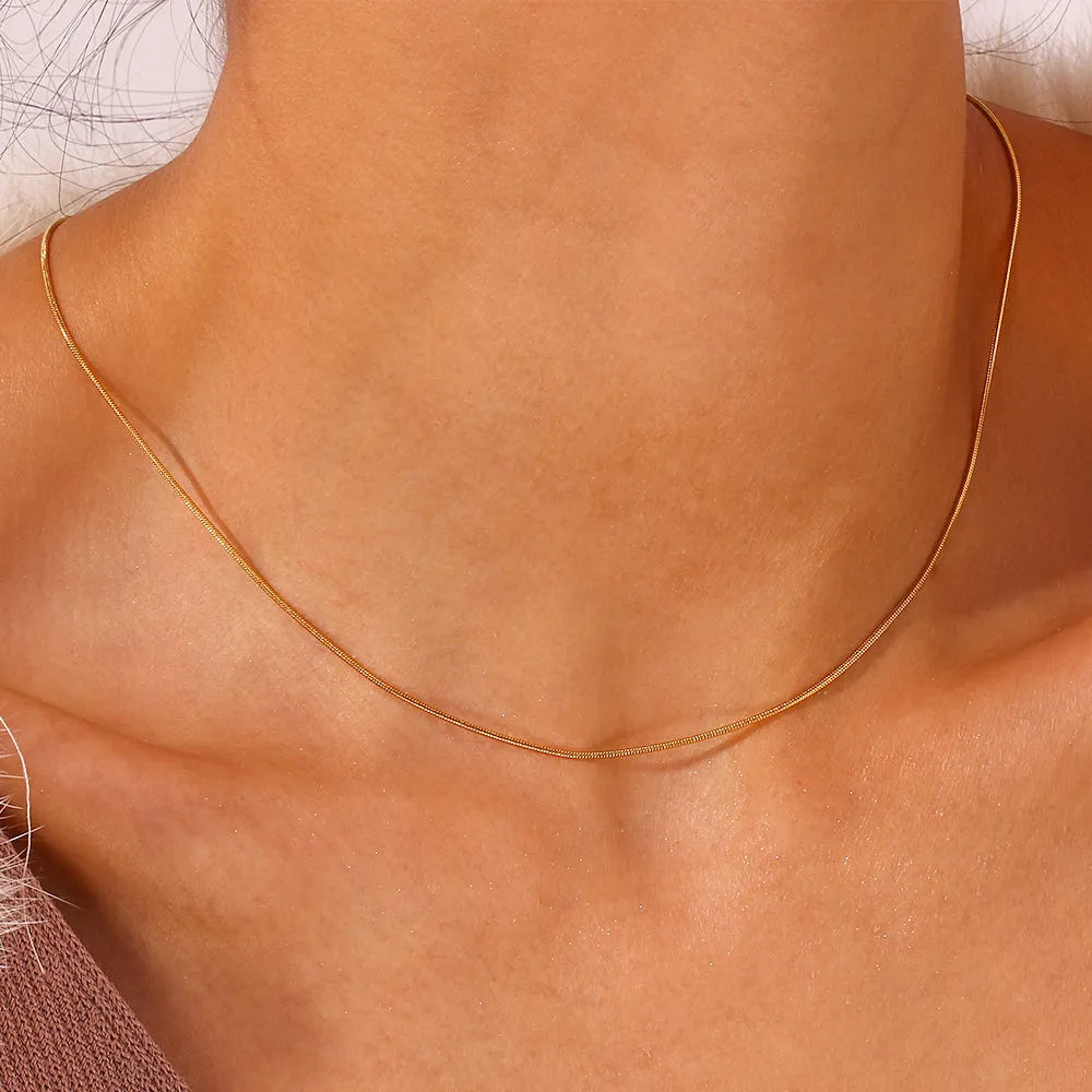 Vista adicional del Collar Omega en acero dorado, accesorio elegante y sencillo