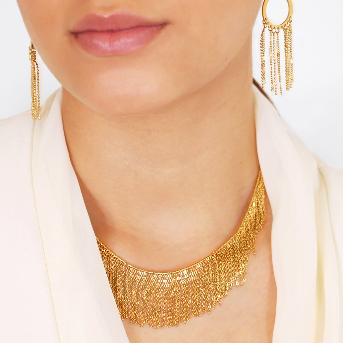 Collar Rainfall Silmare dorado con flecos de cadenas en modelo