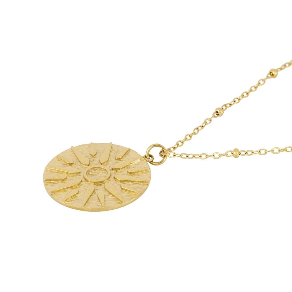 Detalle del collar triple Sol en acero dorado con charm de sol
