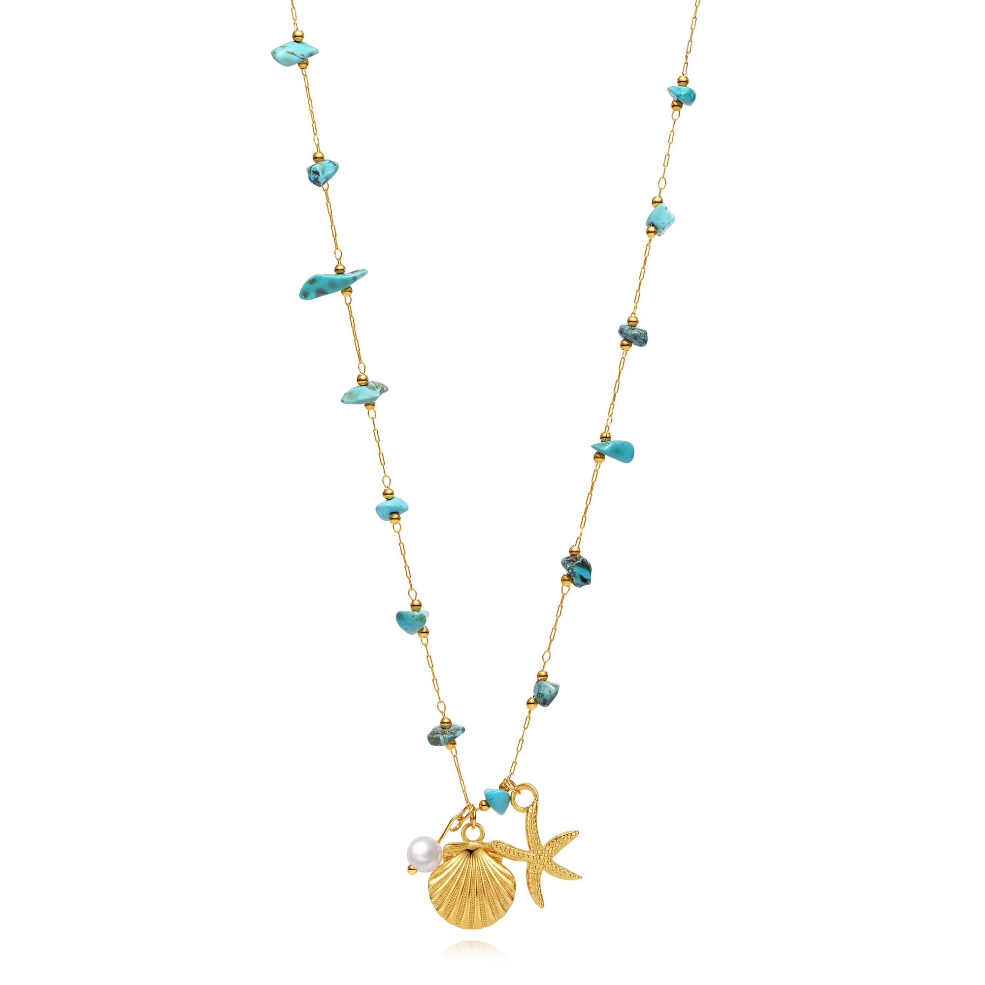 Collar dorado con cuentas turquesa, concha, estrella de mar y perla sobre fondo blanco