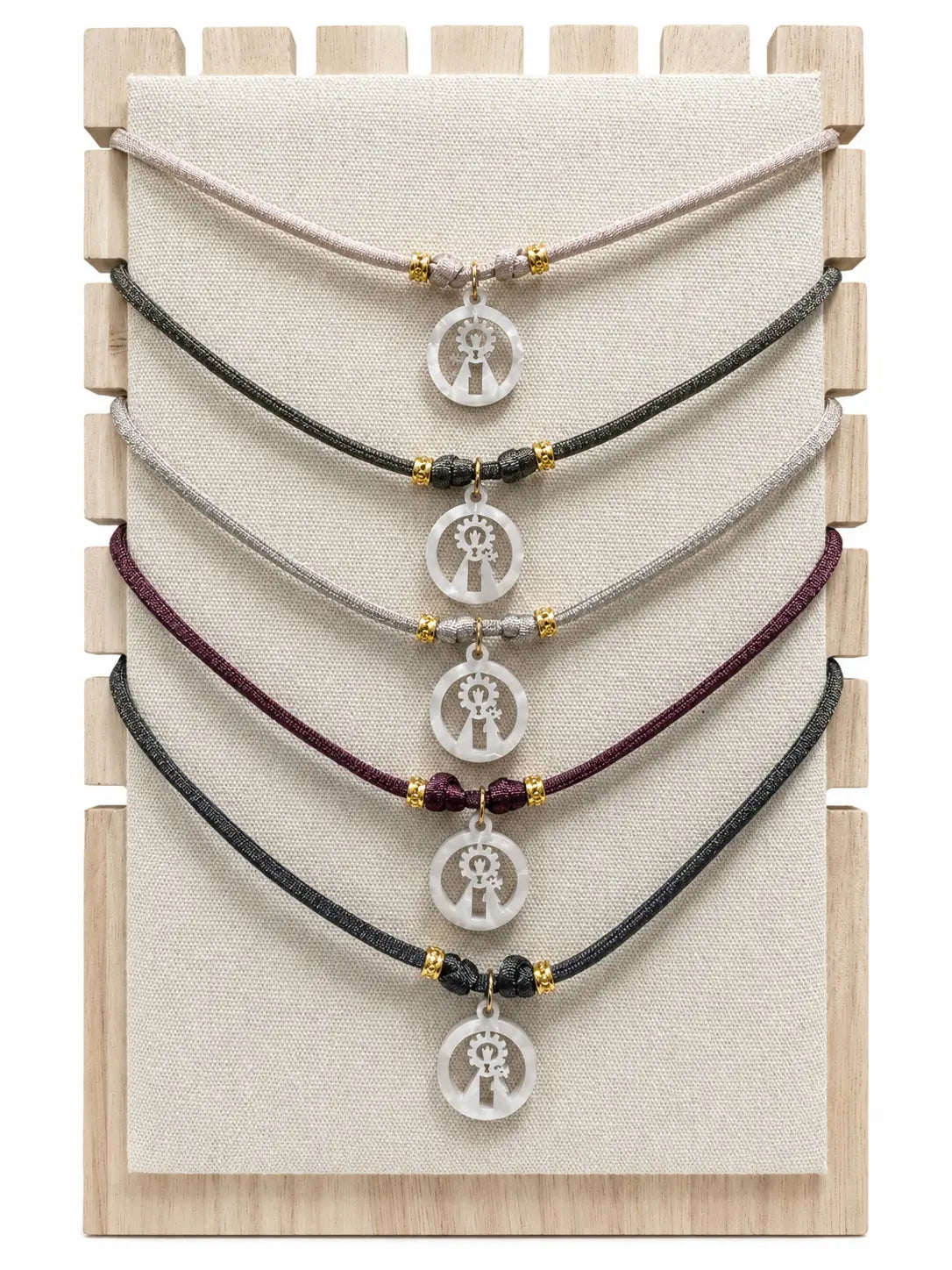 Colección de collares de la Virgen de los Desamparados con licra elástica en expositor