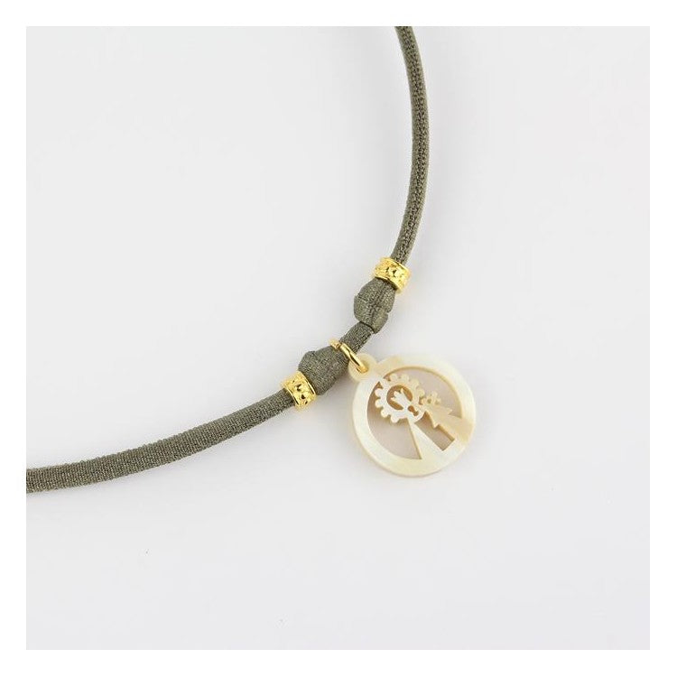 Collar Virgen de los Desamparados en licra elástica color gris verdoso con medalla de nácar