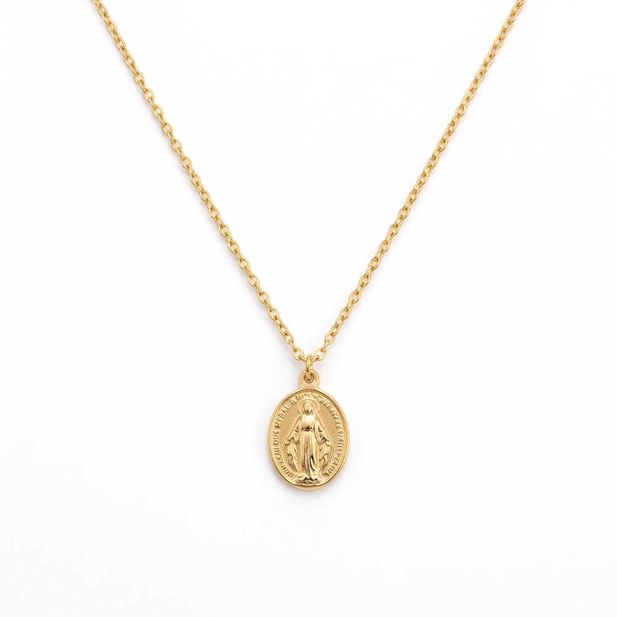 Collar dorado de la Virgen Milagrosa en acero 316L sobre fondo blanco