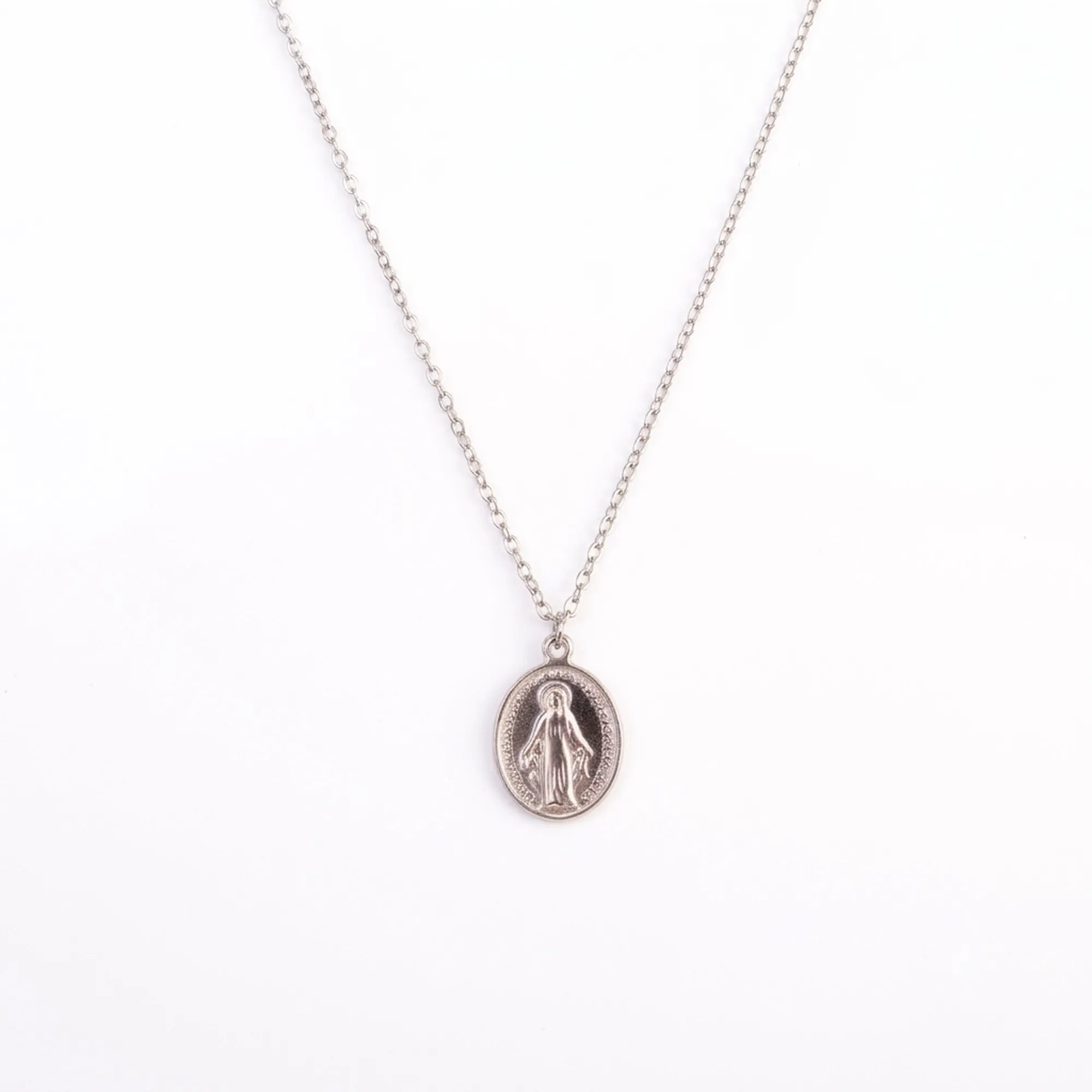 Collar plateado de la Virgen Milagrosa en acero 316L sobre fondo blanco
