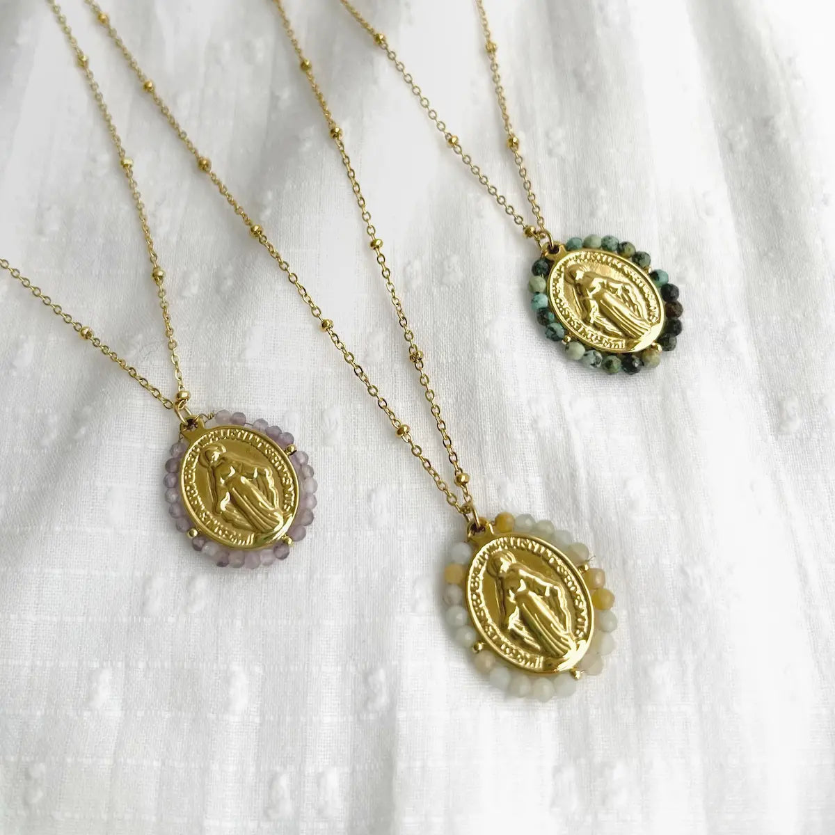 Collar Virgen Milagrosa con piedras de colores, medalla religiosa y diseño delicado