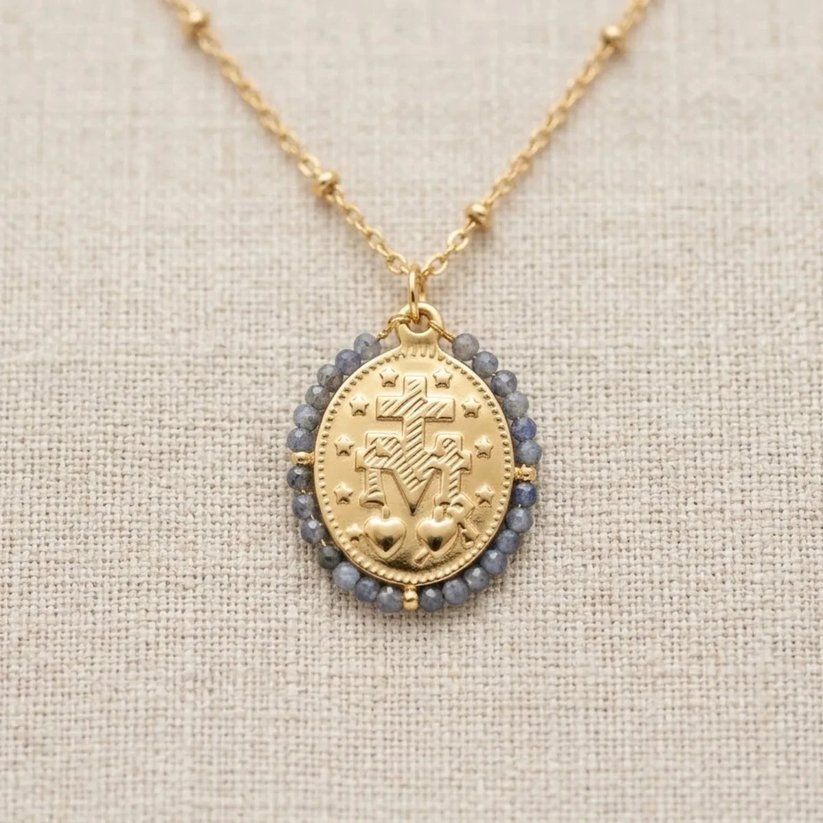 Reverso de la medalla del collar Virgen Milagrosa con piedras