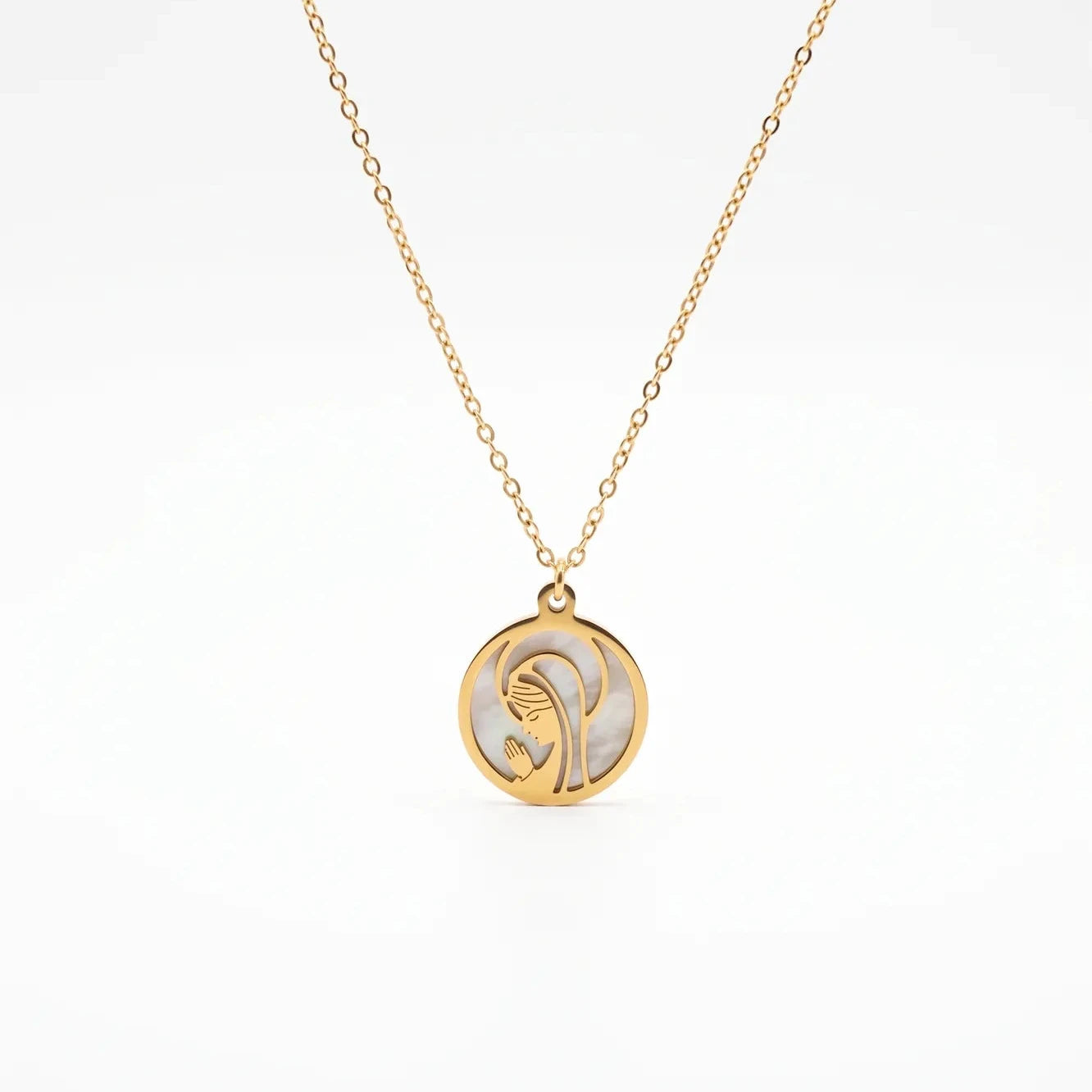 Colgante de la Virgen Niña en acero dorado con nácar, versión de 19 mm, sobre fondo blanco liso