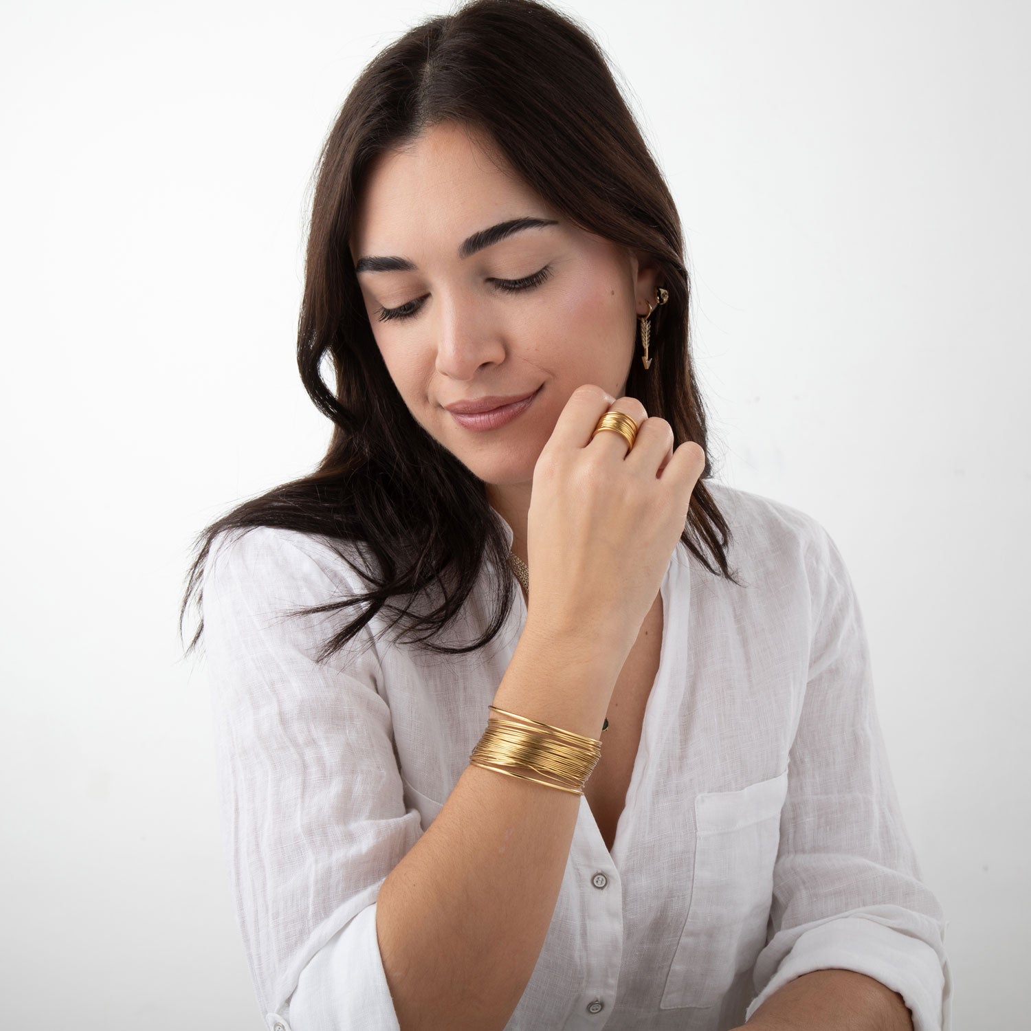 Modelo con conjunto de pulsera esclava y anillo abierto de hilos entrelazados en acero 316L, acabado oro y plata