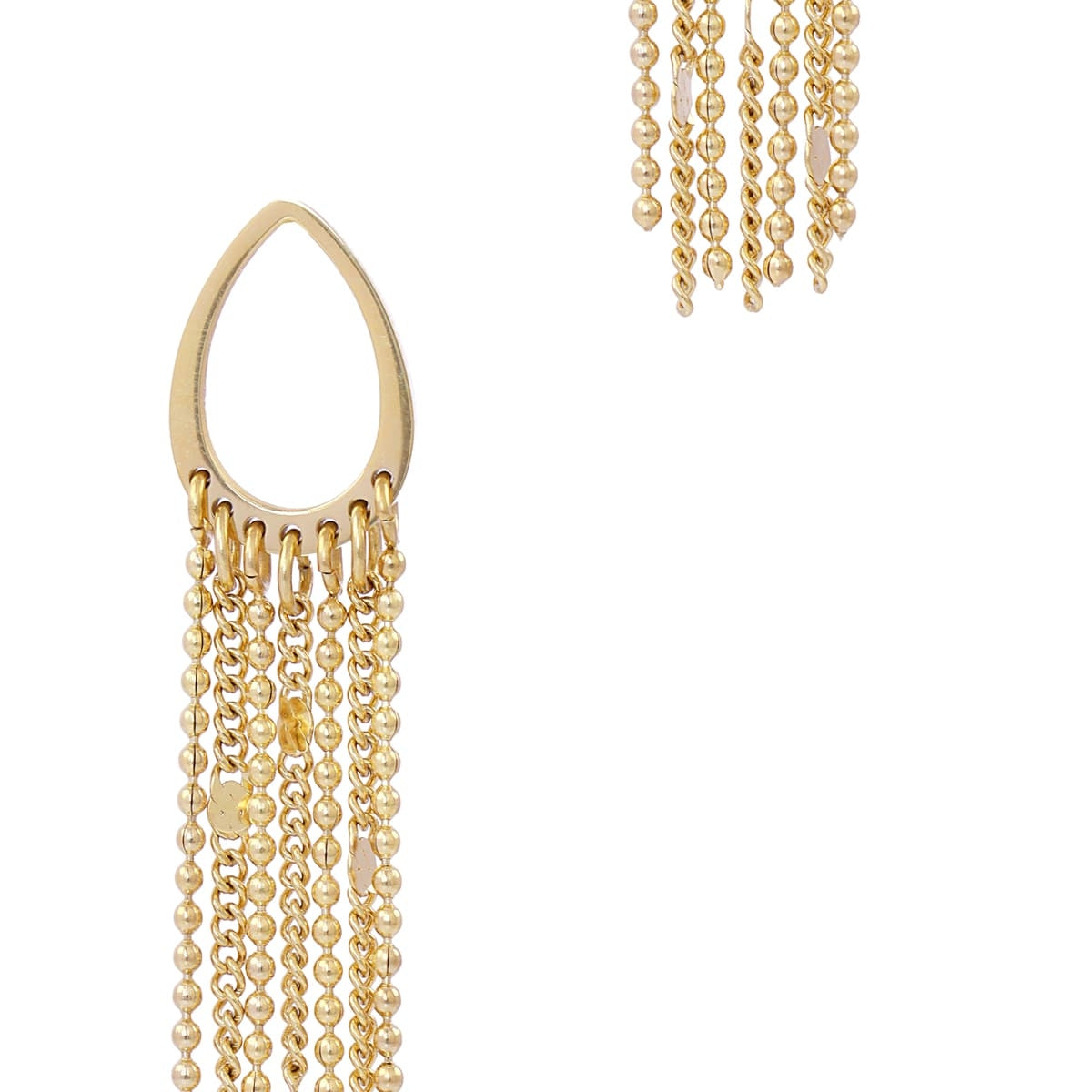 Primer plano del diseño de cadenas finas en pendientes dorados largos con forma de lágrima