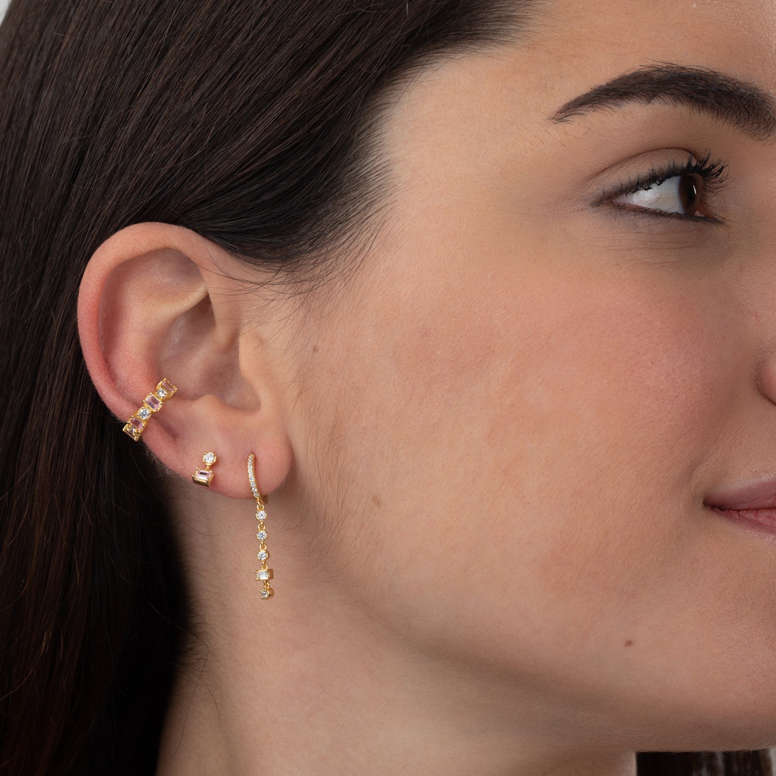 Modelo con Ear Cuff Eclipse de plata 925 baño oro 18k con circonitas (unidad) puesto en la oreja