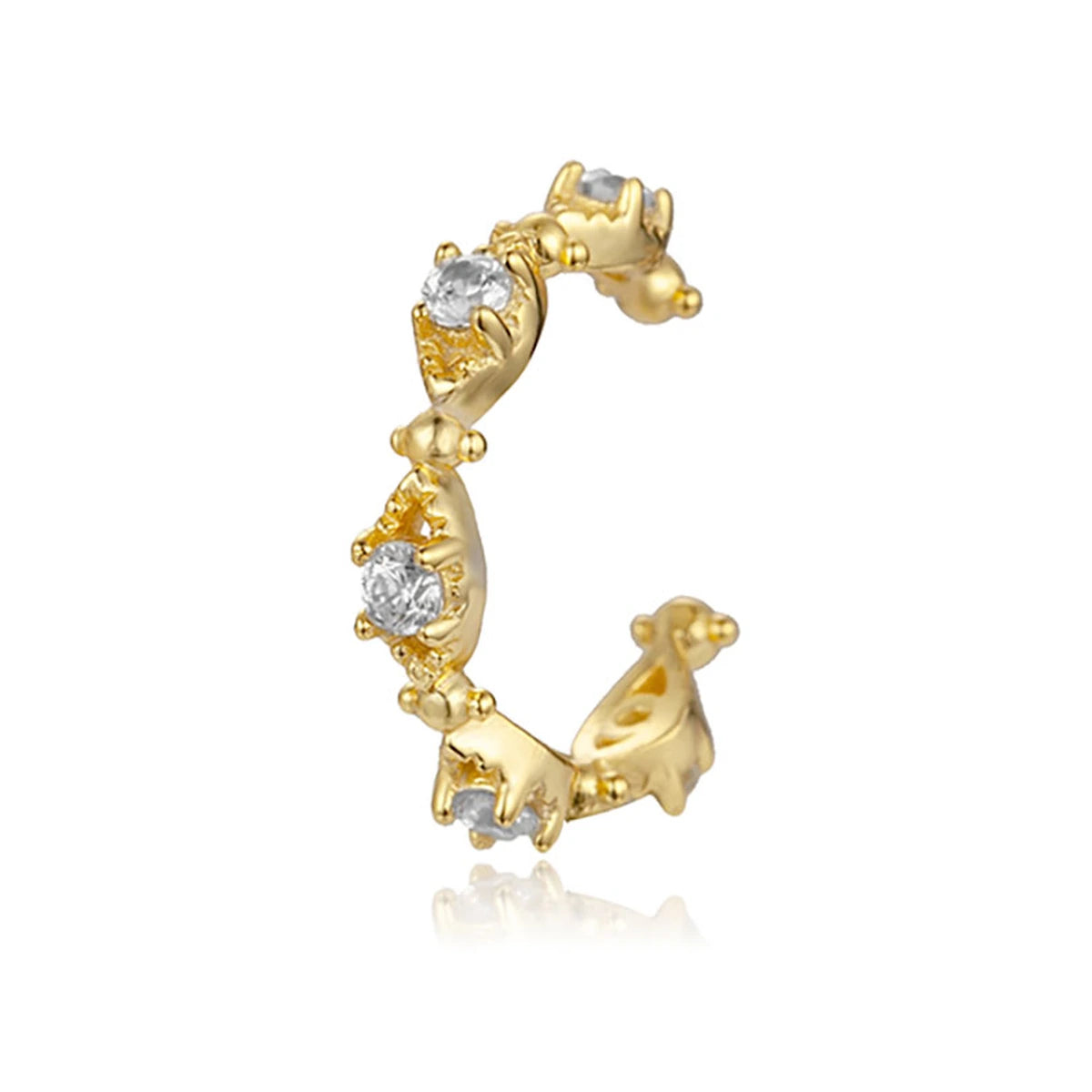 Ear Cuff Trenza y Circonitas en dorado, en diagonal con la abertura visible