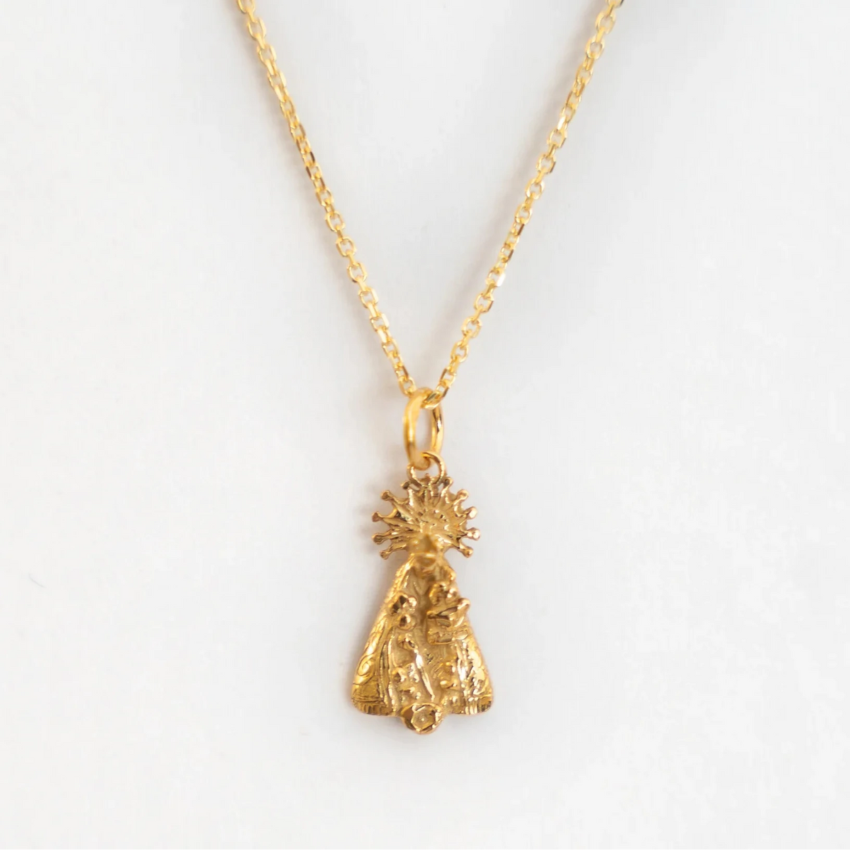 Colgante figura de la Virgen de los Desamparados de 20 mm en dorado, montado en cadena