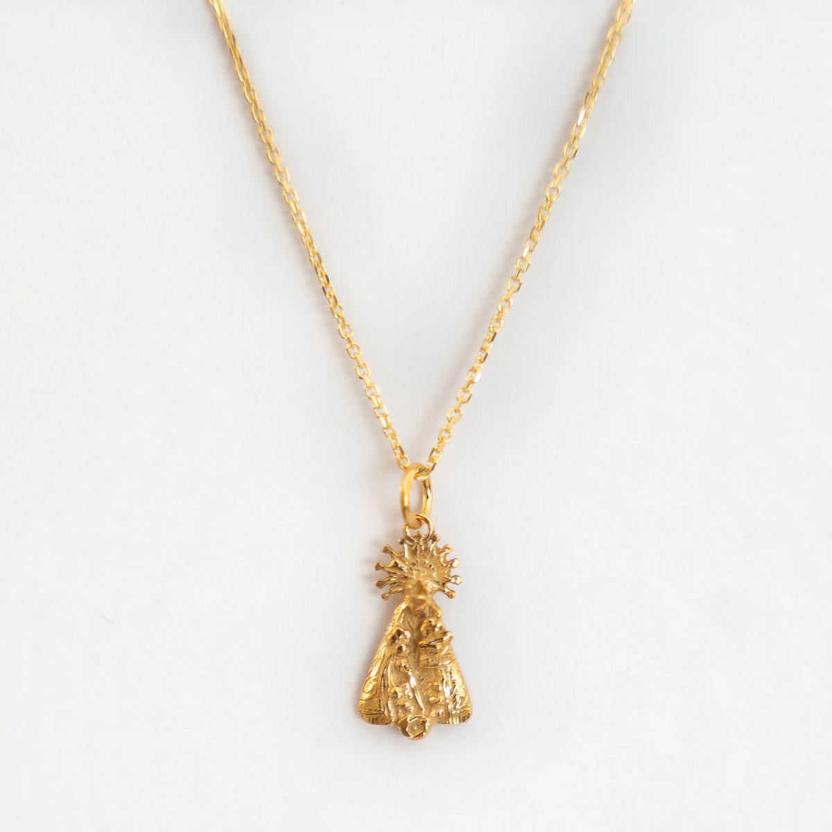 Colgante figura de la Virgen de los Desamparados de 20 mm en dorado, montado en cadena