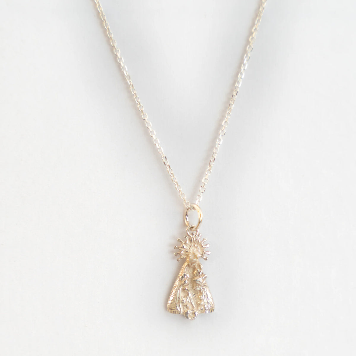 Colgante figura de la Virgen de los Desamparados de 20 mm en plata, montado en cadena