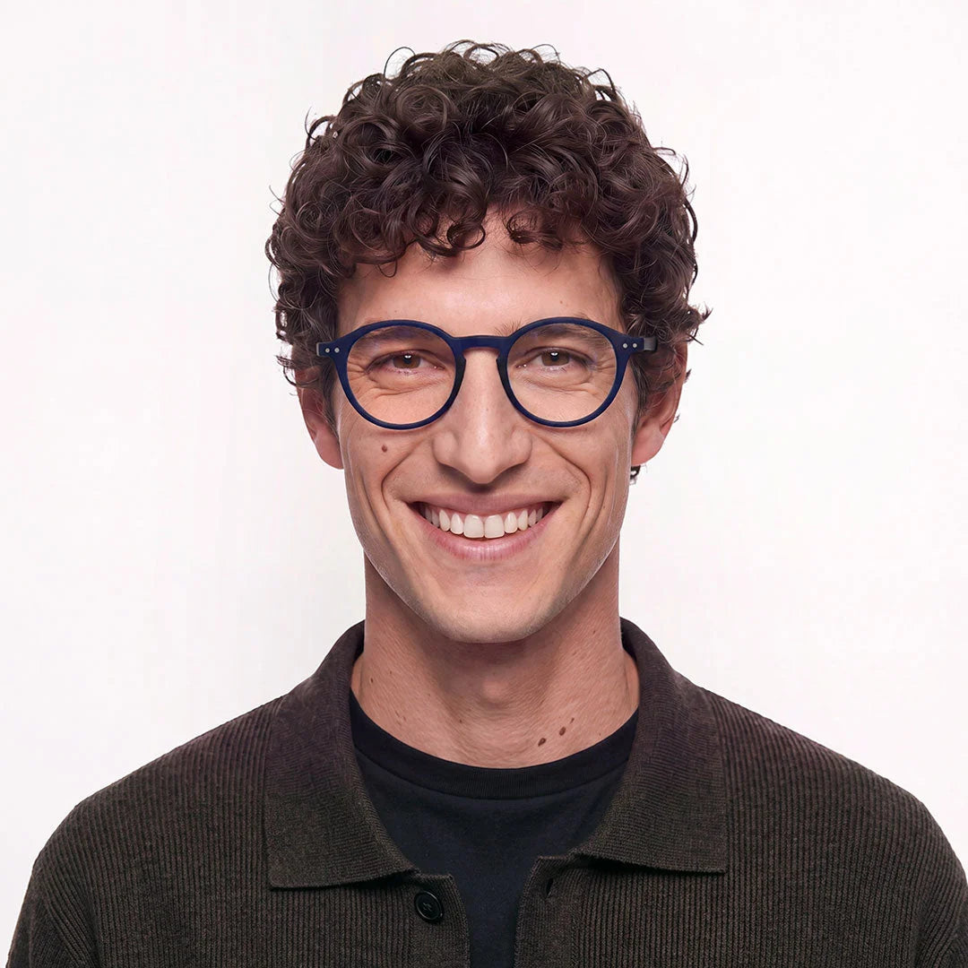 Gafas de Lectura IZIPIZI #D Midnight Blue puestas en un hombre