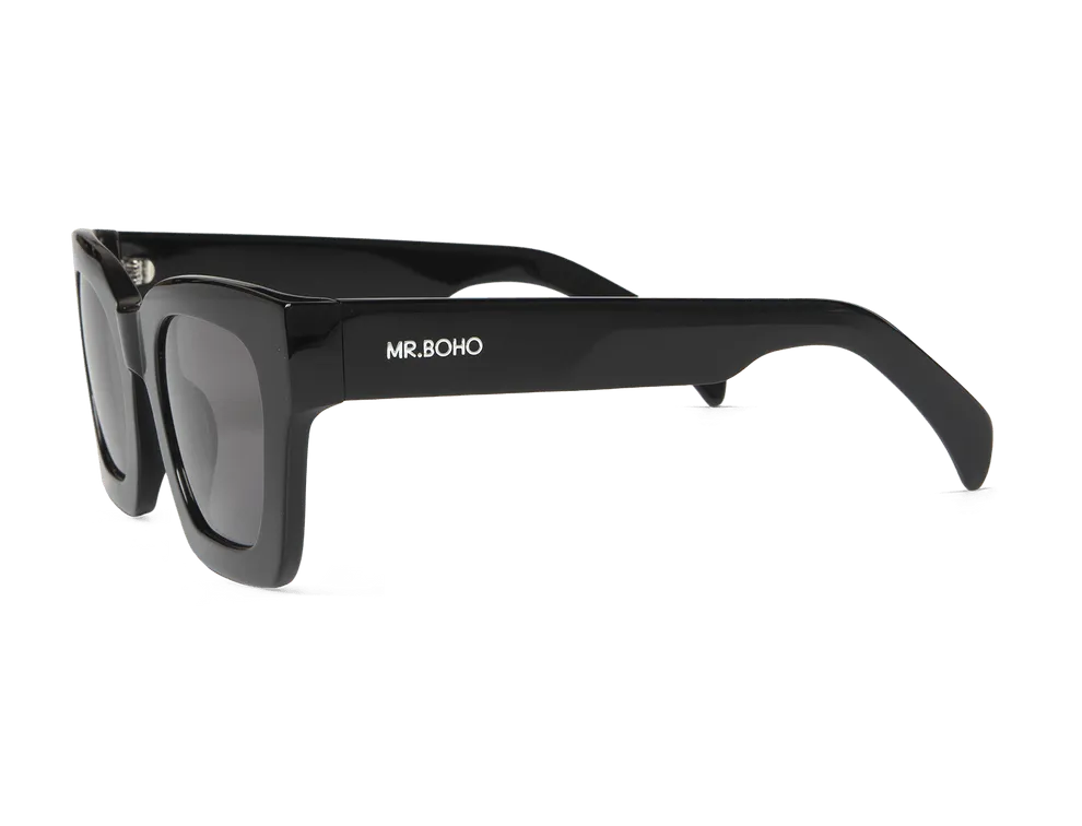 Gafas de sol Mr. Boho BONDI Black en vista oblicua, mostrando montura negra y lentes