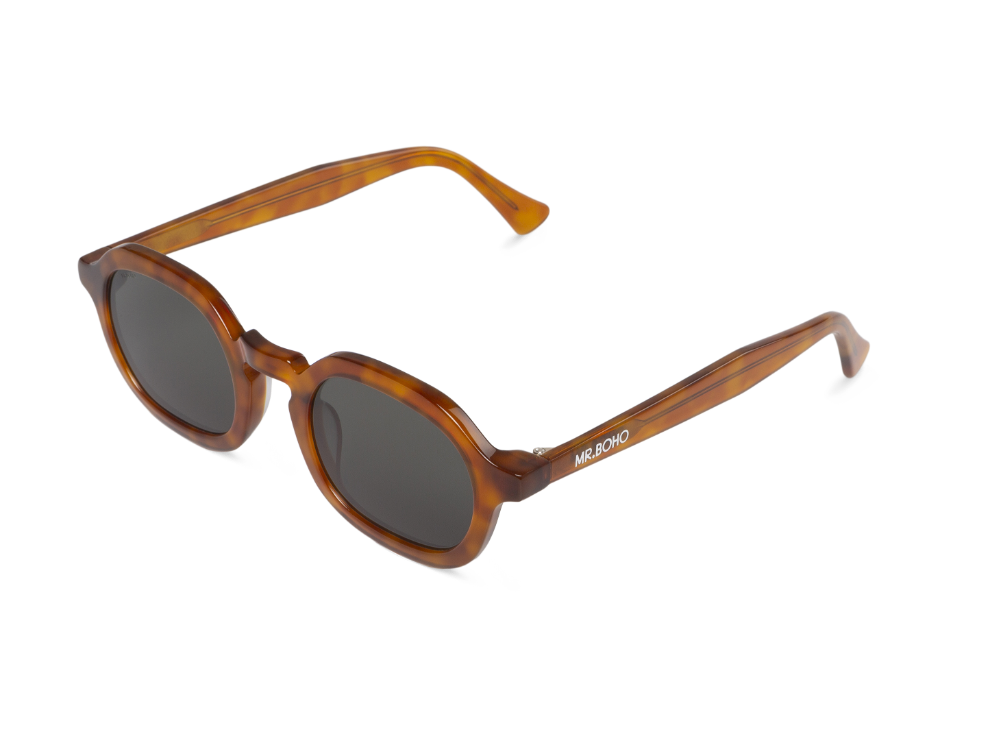 Gafas de sol Mr. Boho ELPATIO Cedar en vista oblicua, mostrando su forma y lentes