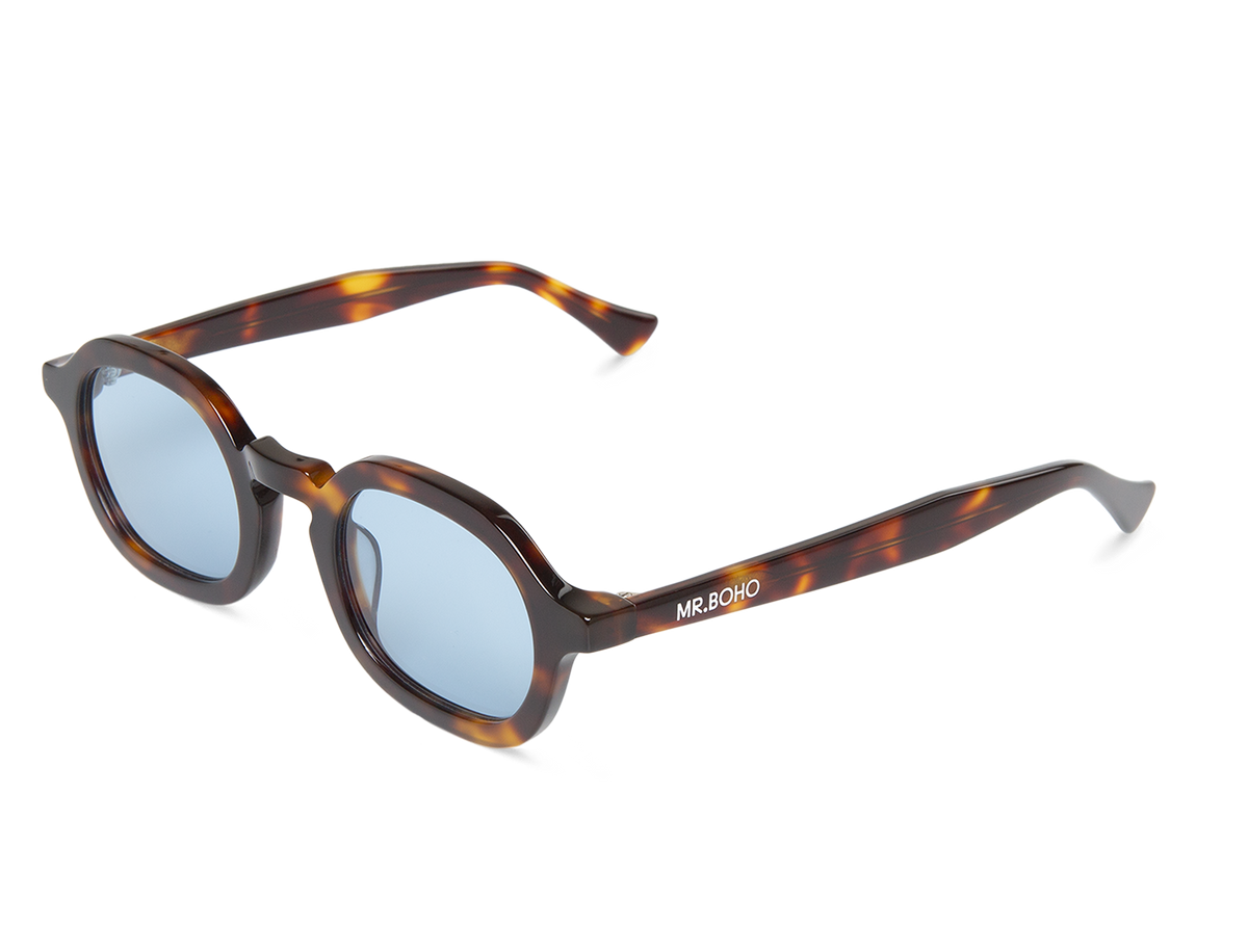 Gafas de sol Mr. Boho ELPATIO Walnut en vista oblicua, montura de carey con lentes azul claro