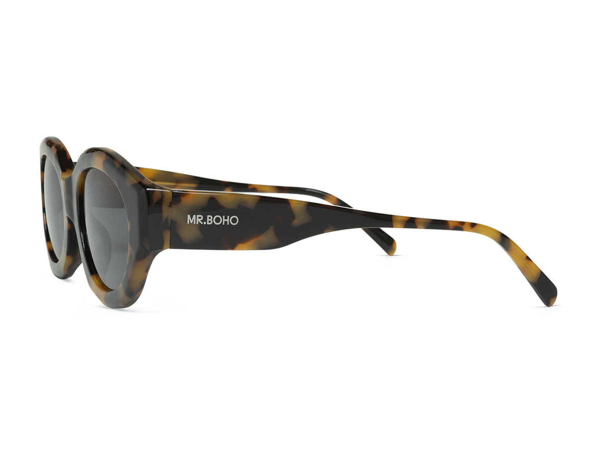 Gafas de sol Mr. Boho SAVINA High Contrast Tortoise en vista oblicua, montura de carey ámbar y negro