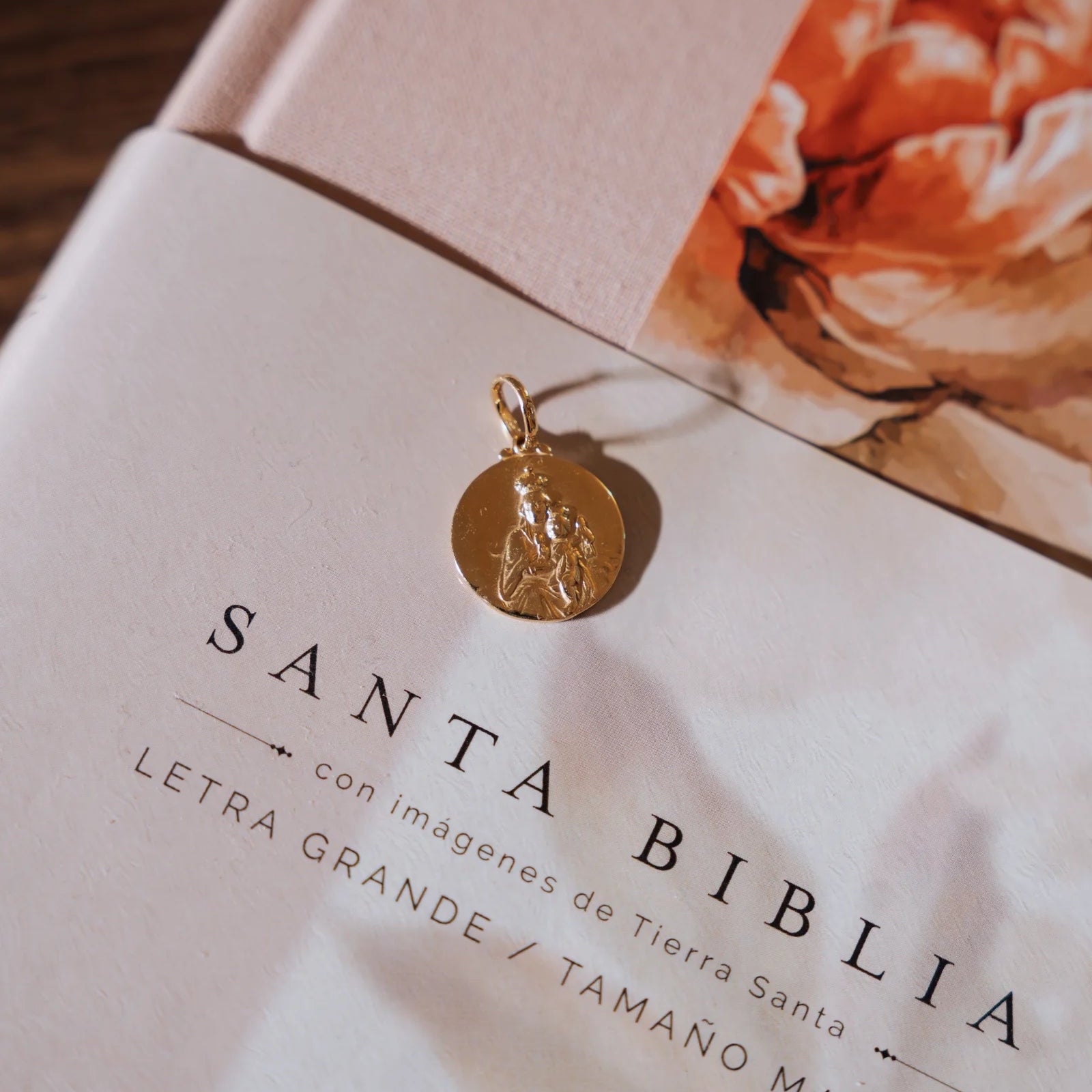 Medalla Escapulario 16 mm chapada en oro sobre Santa Biblia - Cobalto Accesorios Valencia
