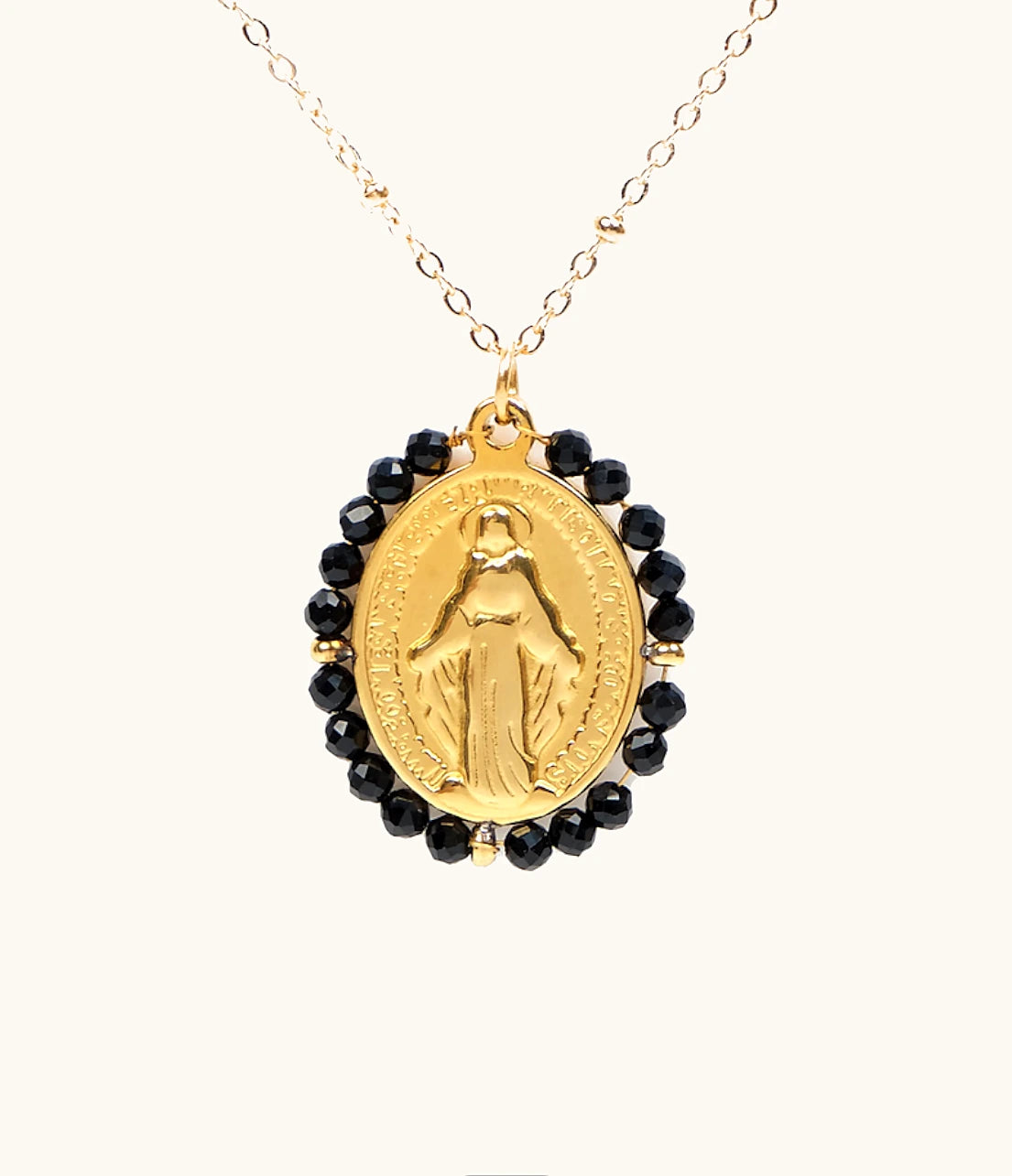 Detalle collar Virgen Milagrosa con agatas negras naturales