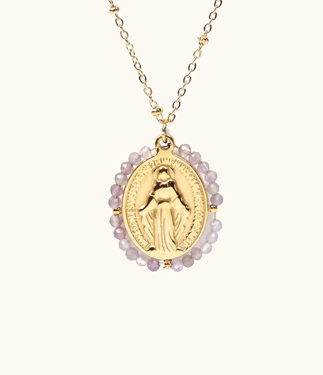 Detalle collar Virgen Milagrosa con amatista natural