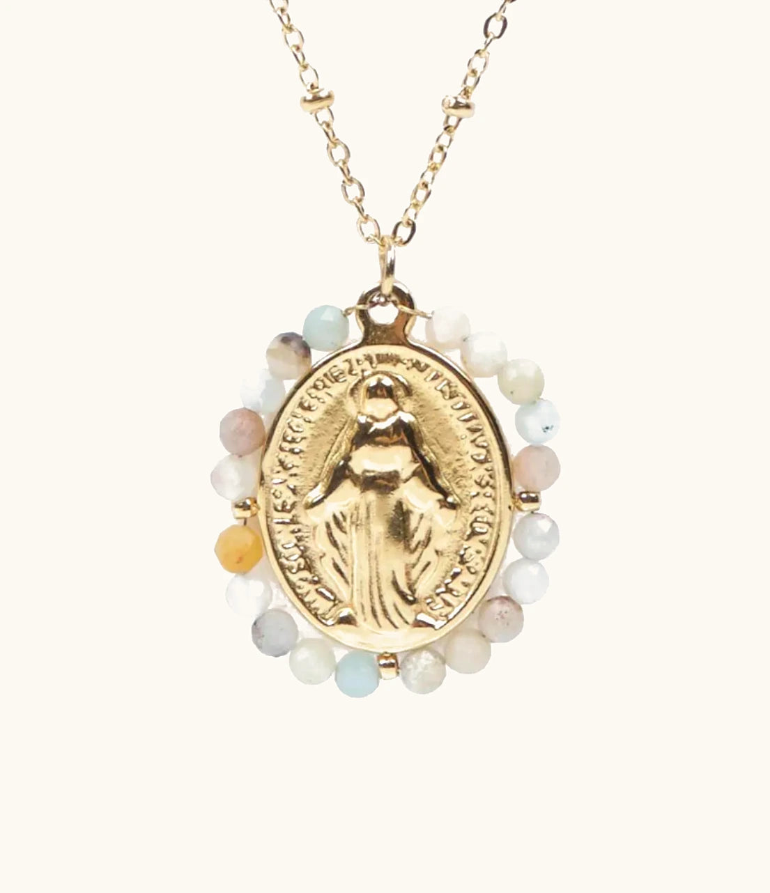 Detalle collar Virgen Milagrosa con amazon stone natural