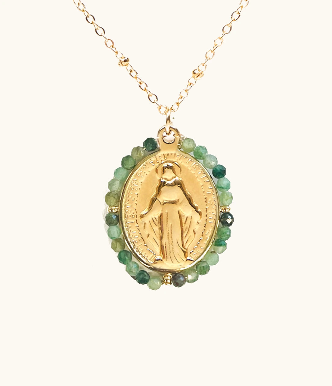 Detalle collar Virgen Milagrosa con jade africano natural