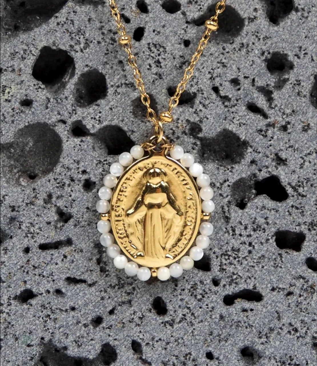 Detalle collar Virgen Milagrosa con nacar natural