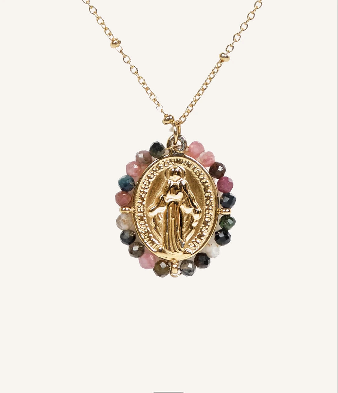 Detalle collar Virgen Milagrosa con turmalina natural