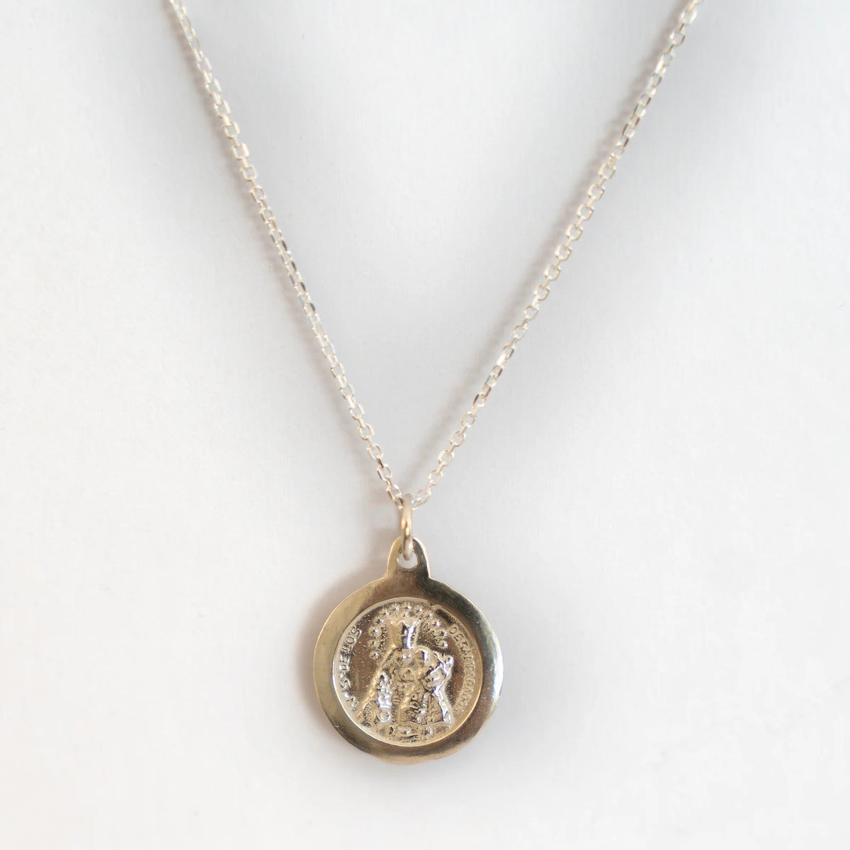 Medalla de plata de 17 mm con la Virgen de los Desamparados en relieve, montada en cadena